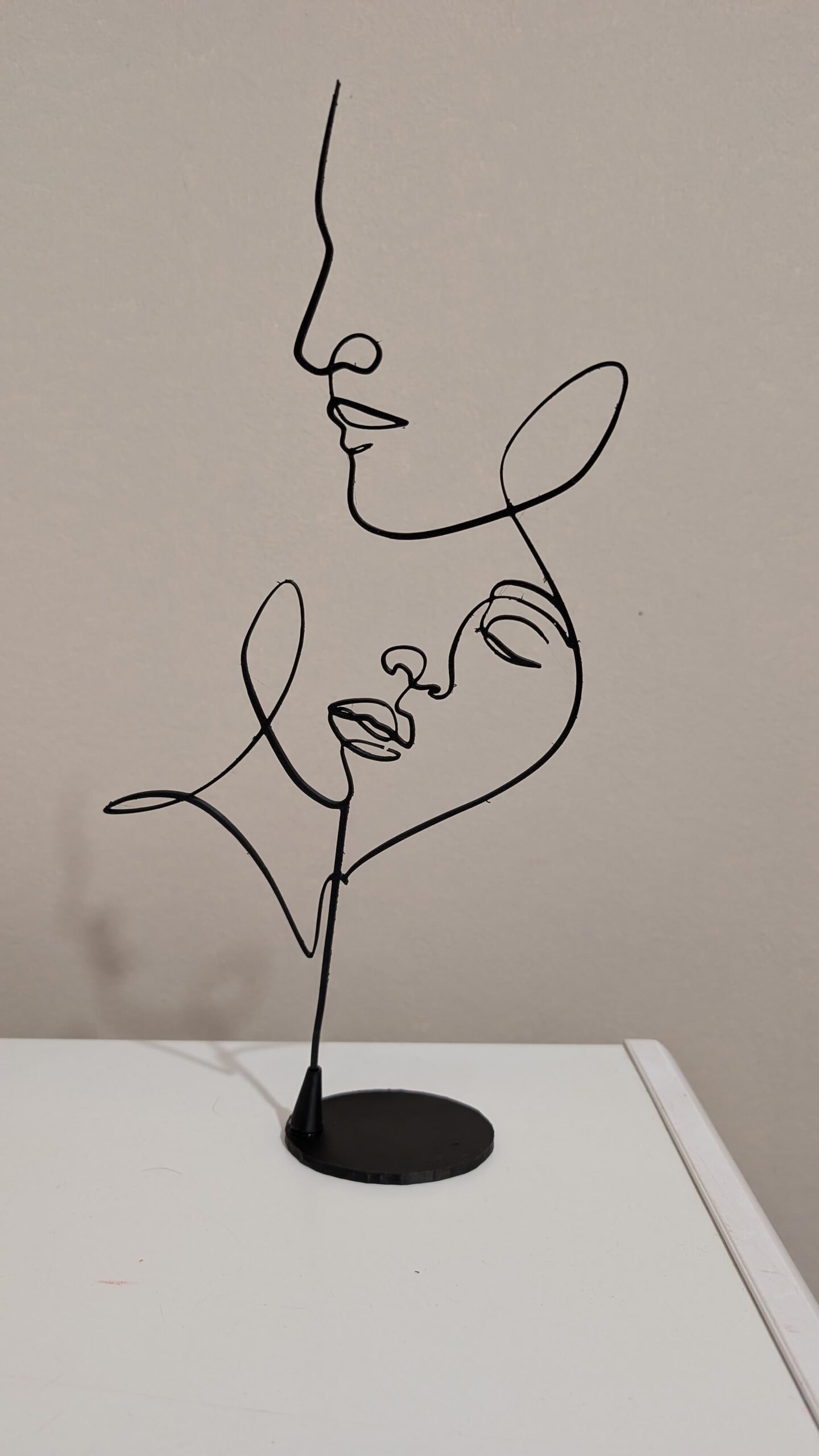 Adorno Minimalista "Abrazo de Líneas" - Image 2